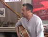 Ünlü şarkıcı ve oyuncu Emre Altuğ evinin kapısını ilk kez açtı