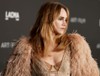 Ünlü şarkıcı Suki Waterhouse dar pantolon giymekten fıtık oldu