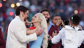 Grammy ödüllü Bad Bunny 2026 Super Bowl'da sahneyi sahiplendi