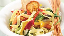 Sebzeli makarna salatası
