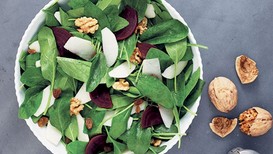 Pancarlı ve elmalı ıspanak salatası
