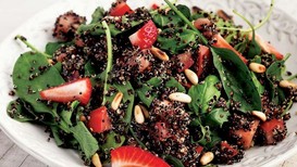 Siyah kinoalı yeşil salata