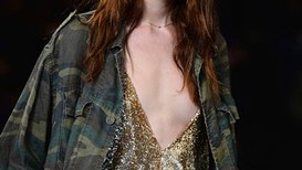 Saint Laurent defilesinde taç çıkartması