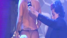 Lady Gaga sahnede soyundu!