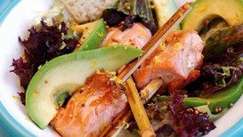 Izgara somon şiş ile lollo rosso salatası