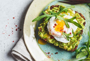 Hem diyet olsun hem doyurucu olsun: Poşe yumurtalı avokado tost