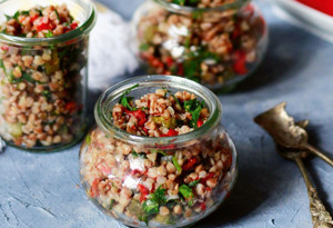 Köz biberli karabuğday salatası