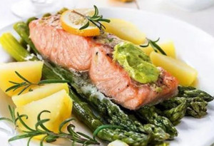 Kuşkonmazlı fırında somon tarifi