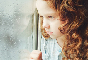 Çocuğunuz dalgın mı bakıyor? Bu sinsi belirtilere dikkat!