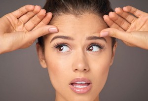 Yaşlandıkça kaşlar neden incelir? Dermatologlar açıklıyor