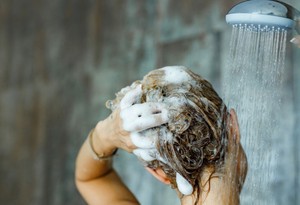 Dermatologlara göre cildinizi mahveden 7 duş hatası