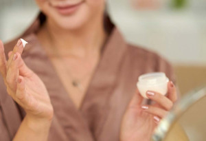 Gece yatmadan önce yüze ne sürülmeli?