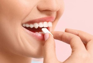 Sakız çiğnemek faydalı mı, zararlı mı? Diş hekimleri anlatıyor