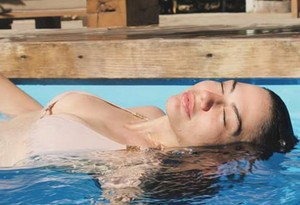 Demet Özdemir'den havuz başı pozları