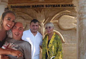 Safiye Soyman oğlu için yaptırdığı hayratı gözyaşlarıyla açtı