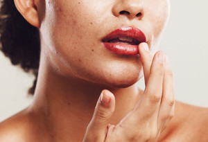 Dudak bakımında onarıcı güç: Peptit içeren en iyi lipbalmlar