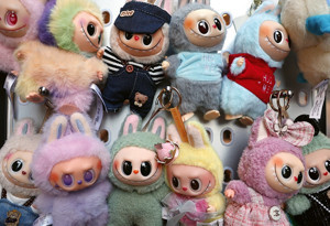 Labubu çılgınlığı: Sevimli canavarların moda dünyasını ele geçird