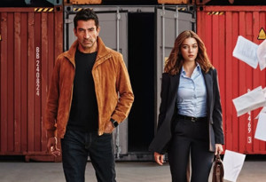 Abi dizisinin afişi yayınlandı