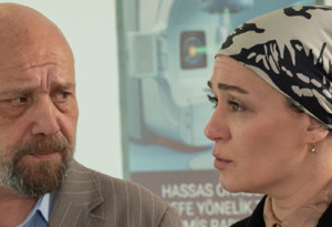 'Kızılcık Şerbeti'nde bu akşam Ünal evinde sırlar açığa çıkacak