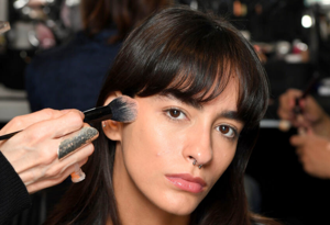 Dinlenmiş bir cilt görünümü yaratan, en iyi 5 aydınlatıcı