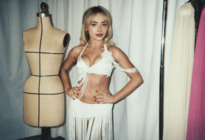 Coachella sahnesinde Sabrina Carpenter ve Christian Dior görünümü