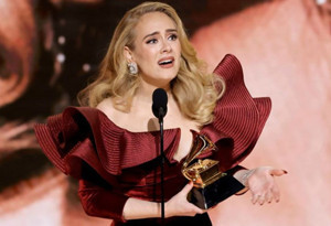 Adele 5 yıl sonra müziğe dönüyor