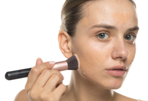 Akneye eğilimli ciltler için cildi yormayan 7 fondöten