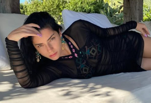 Merve Boluğur yaz sezonunu Alaçatı'da açtı