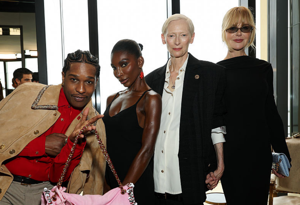 Chanel Cruise 2026-27 defilesi ön sıra yıldızları ve stilleri