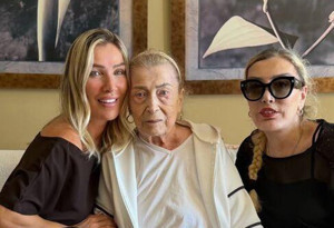 Seda Sayan, annesi ve ablasını paylaştı