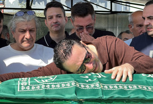 Şarkıcı Atilla Taş'ın kızı gözyaşları arasında toprağa verildi