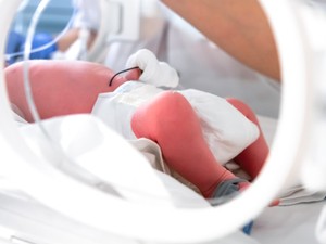 Anne karnında bebeğin kaka yutması neden olur, nasıl anlaşılır?