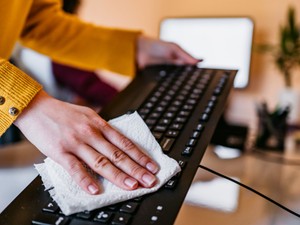 Ofis masalarına dikkat: Klozetten daha fazla bakteri var!