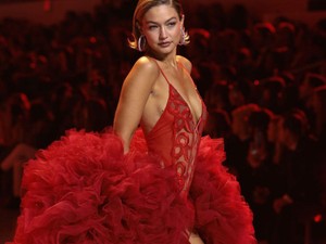 Gigi Hadid bu yılın en trend saç modeli ile: Dışarı doğru Bob