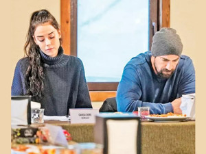 Cansu Dere ile İbrahim Çelikkol, okuma provasında