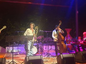 Ozan Musluoğlu'dan Akra Jazz Band ile muhteşem performans