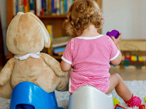 Bebeklerin bezi bıraktırdıktan sonra dışarıda tuvalet kullanımı