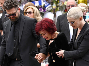 Ozzy Osbourne'un cenaze törenine binlerce hayranı katıldı