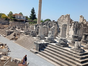 Dünyanın ilk kehanet merkezi Apollon Tapınağı, ziyarete açıldı