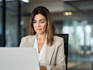 Uzmanından uyarı: Cildiniz mavi ışık tehdidi altında