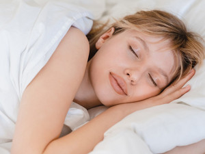 Yan yatarak uyumak yüzünüzün dengesini bozabilir