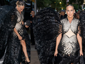 Sarah Jessica Parker, kanatlı kıyafetiyle kırmızı halıda