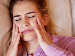 Brukizm ve çene eklemi ağrıları: Diş sıkma mı, eklem sorunu mu?