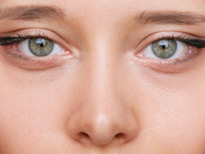 'Fox Eye' etkisi: Gözleri çekik gösteren 4 pratik makyaj hilesi