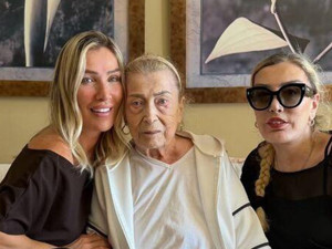 Seda Sayan, annesi ve ablasını paylaştı
