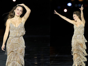 Serenay Sarıkaya, Paris Moda Haftası'nda podyumda yürüdü
