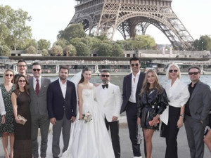 Itır Esen'den Eyfel'de aile pozu
