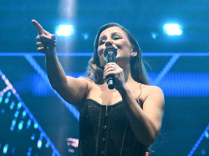 Merve Özbey sahneden düştü: Sağlık durumu nasıl?