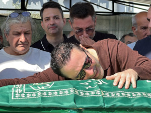 Şarkıcı Atilla Taş'ın kızı gözyaşları arasında toprağa verildi