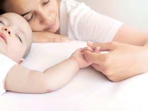 Bebeğiniz uykuya direniyor mu? Yaşlara göre uyku düzeni saatleri